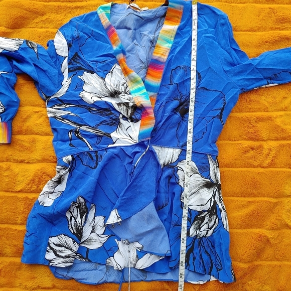 ROBERT Graham silk wrap top size M - Picture 16 of 16